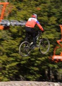 Daniel Villagra compitiendo en el Mundial Máster de downhill durante un salto en pista de descenso, representando a Chile y a Pedalea Libre