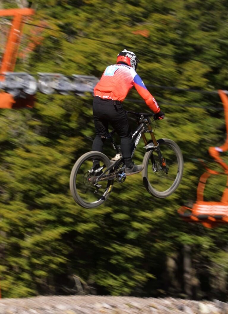 Daniel Villagra compitiendo en el Mundial Máster de downhill durante un salto en pista de descenso, representando a Chile y a Pedalea Libre