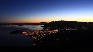 Vista panorámica nocturna de Licán Ray junto al Lago Calafquén en el sur de Chile, escenario natural de la jornada liberal en Licán Ray.
