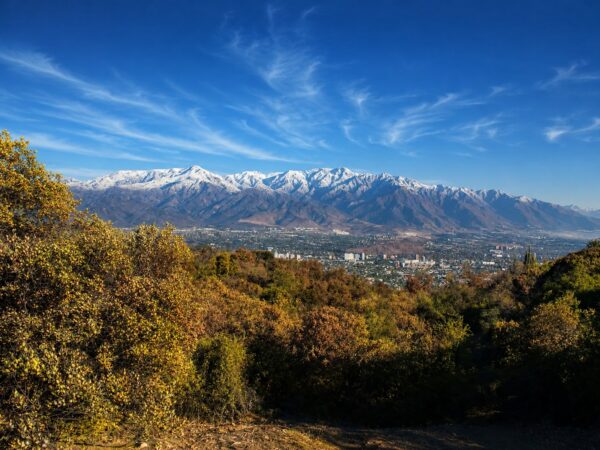 Peregrinaje para Reconectar, experiencia de trekking suave y day spa en Santiago con sendero natural, piscina, jacuzzi, spa y entorno precordillerano.