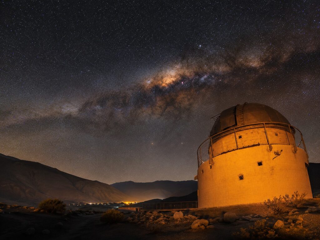 Vía Láctea sobre el Observatorio Mamalluca en el Valle del Elqui, cielo nocturno como símbolo de los ciclos de la vida, el We Tripantu y la conexión con un ciclo mayor.