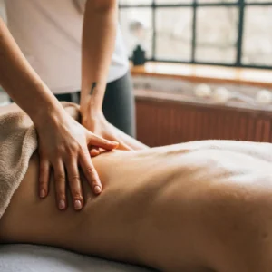 Sesión de Masaje Kundalini enfocada en la espalda, activando la energía vital a través del contacto consciente y terapéutico.