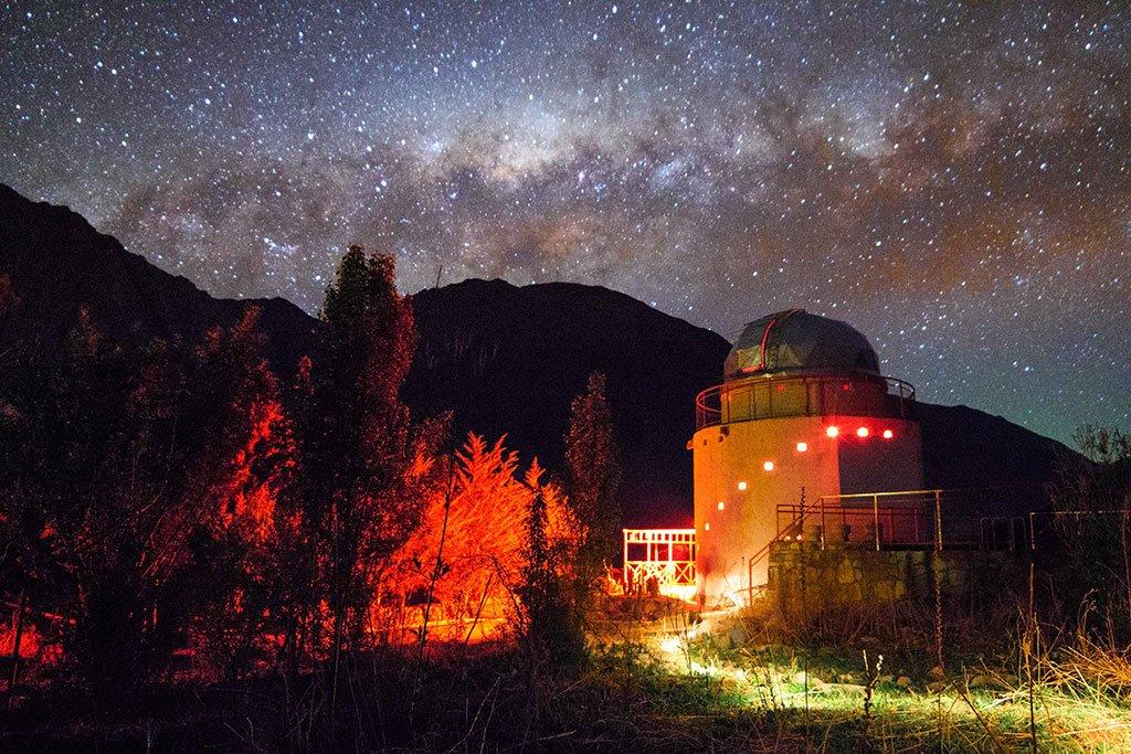 Observatorio astronómico bajo la Vía Láctea en Pisco Elqui, Valle del Elqui.