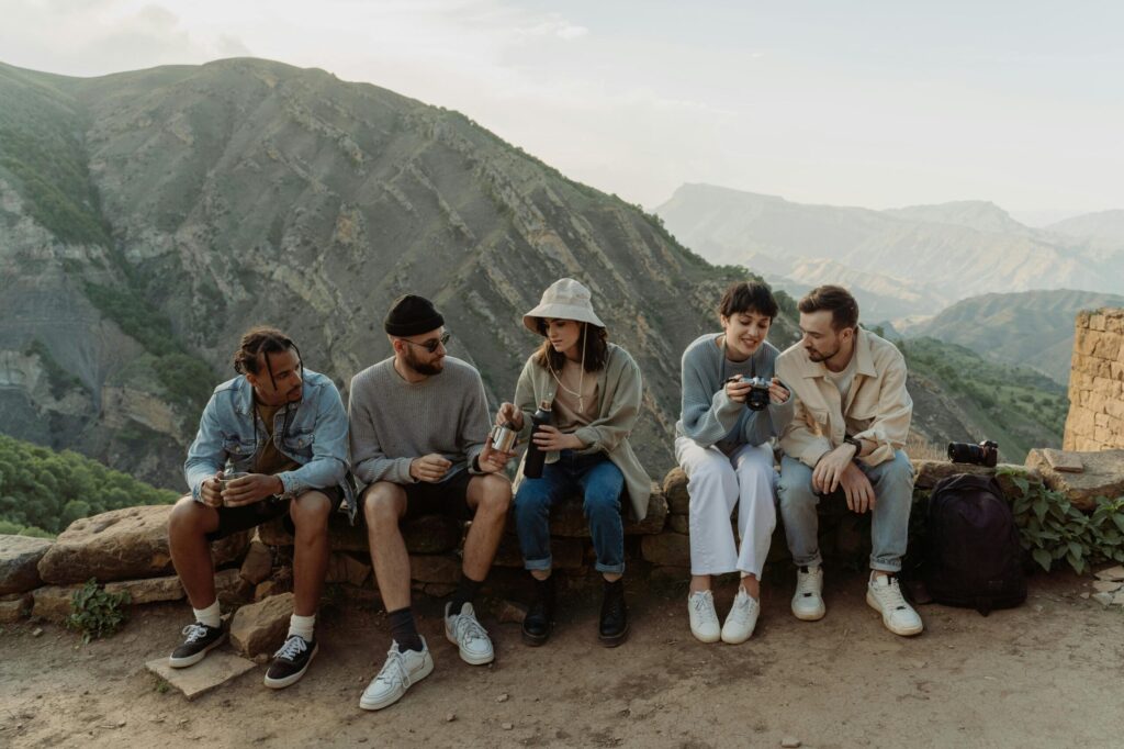 Grupo de personas compartiendo en un viaje en la naturaleza, conectando y viviendo experiencias reales en comunidad