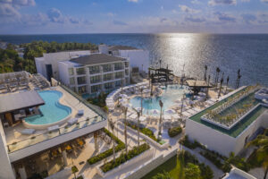 Resort solo adultos en Cancún frente al mar con piscina infinity y ambiente exclusivo enfocado en experiencias y conexión entre personas